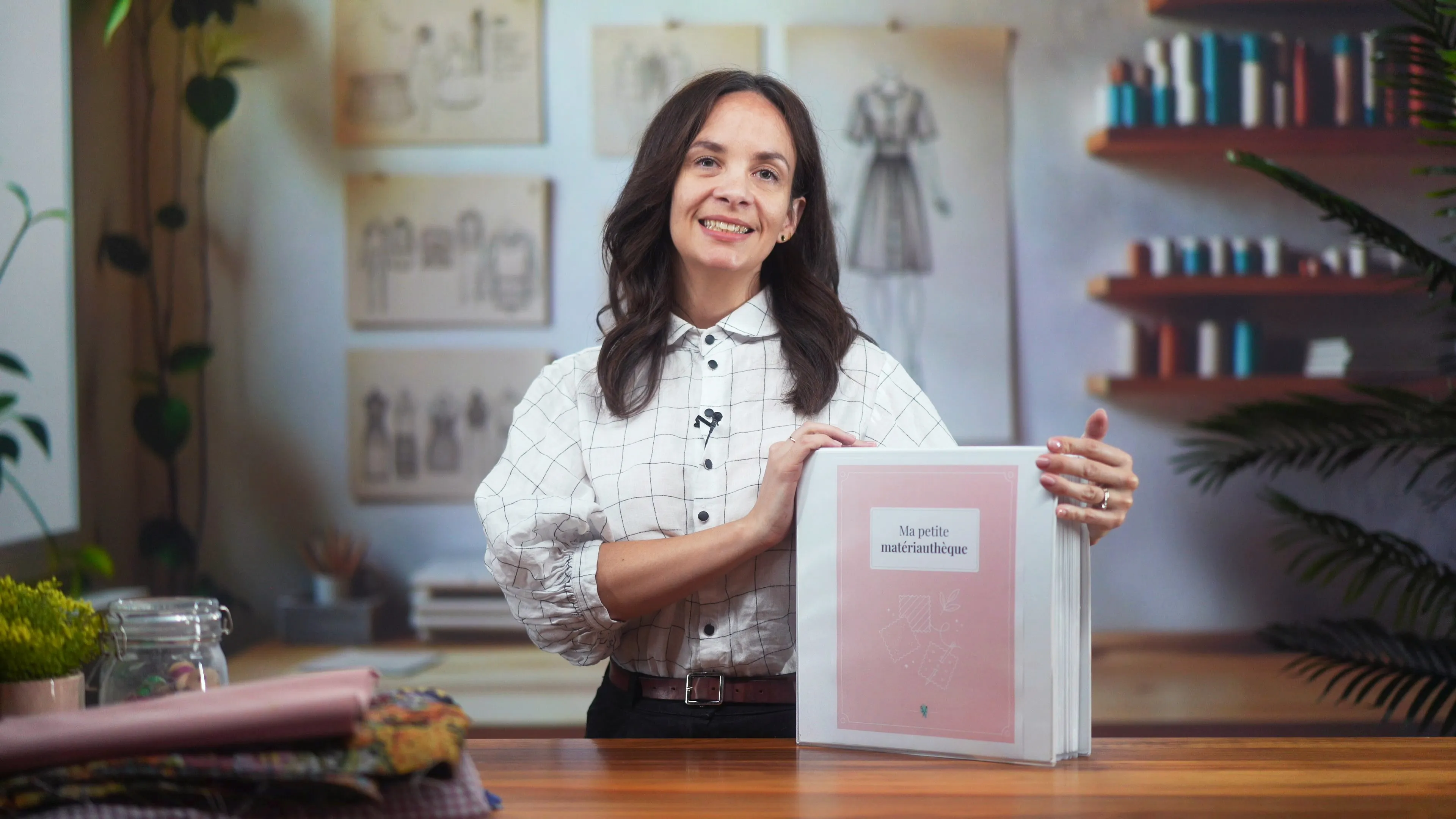 Une enseignante de l’Académie Club Tissus présente un projet de couture.